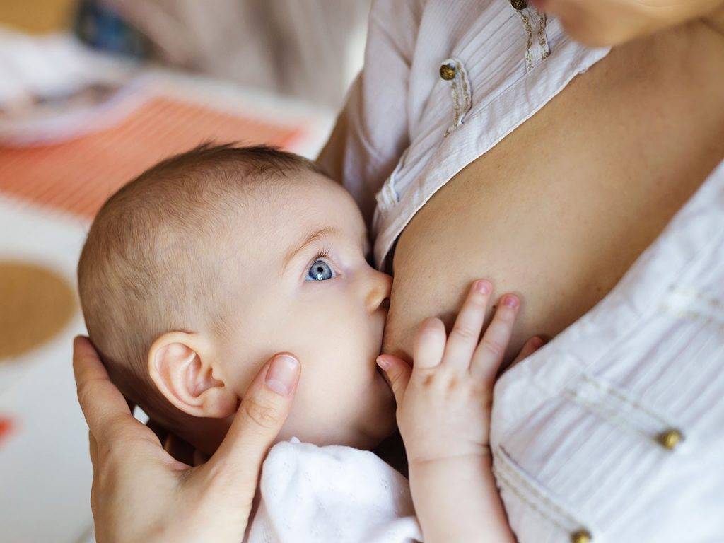 Как правильно отлучить ребенка от грудного вскармливания?