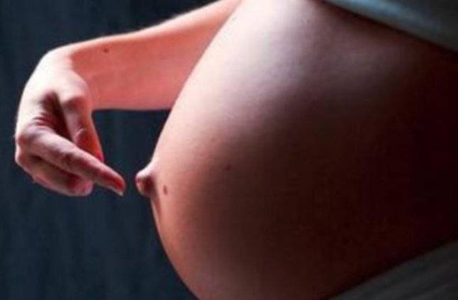 Почему у беременных выпирает пупок: причины, тревожные симптомы и возвращение прежнего вида