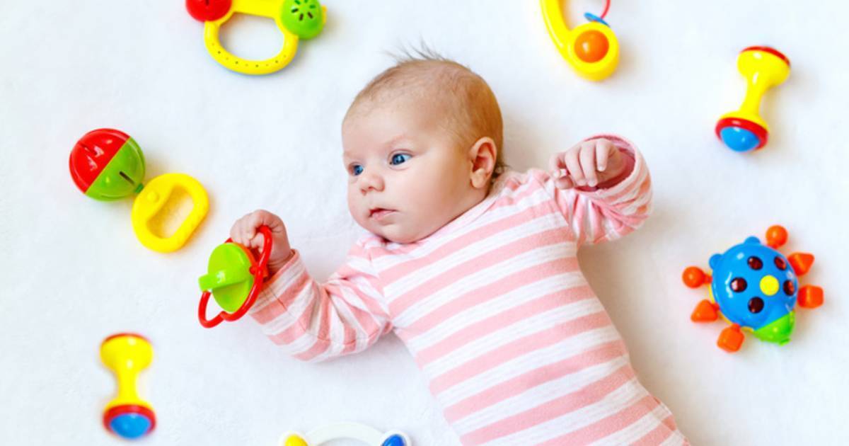 Развивающие игрушки для детей от 0 до 1 года по месяцам: список с фото. что подарить ребенку до года и на рождение.
