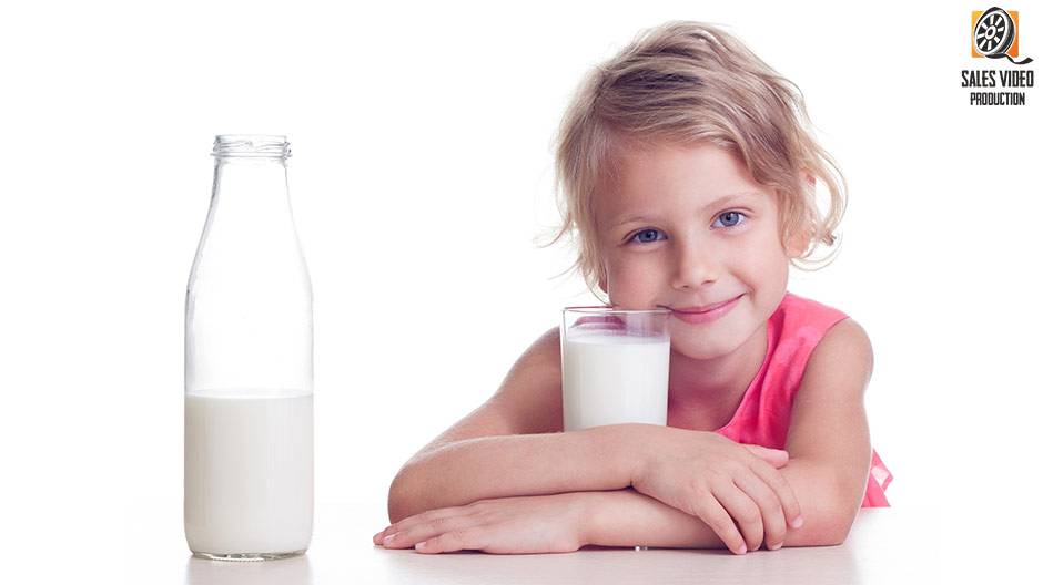 С какого возраста можно давать коровье молоко ребенку?