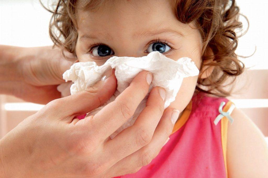 Как ребенка научить сморкаться - лечение насморка