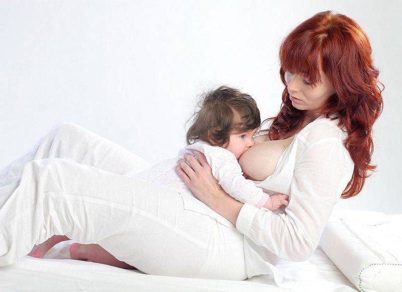 Позы для грудного вскармливания: как приложить ребенка к груди