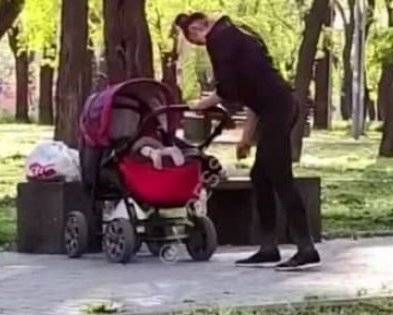 Почему ребенок не спит на улице в коляске. причины и методы