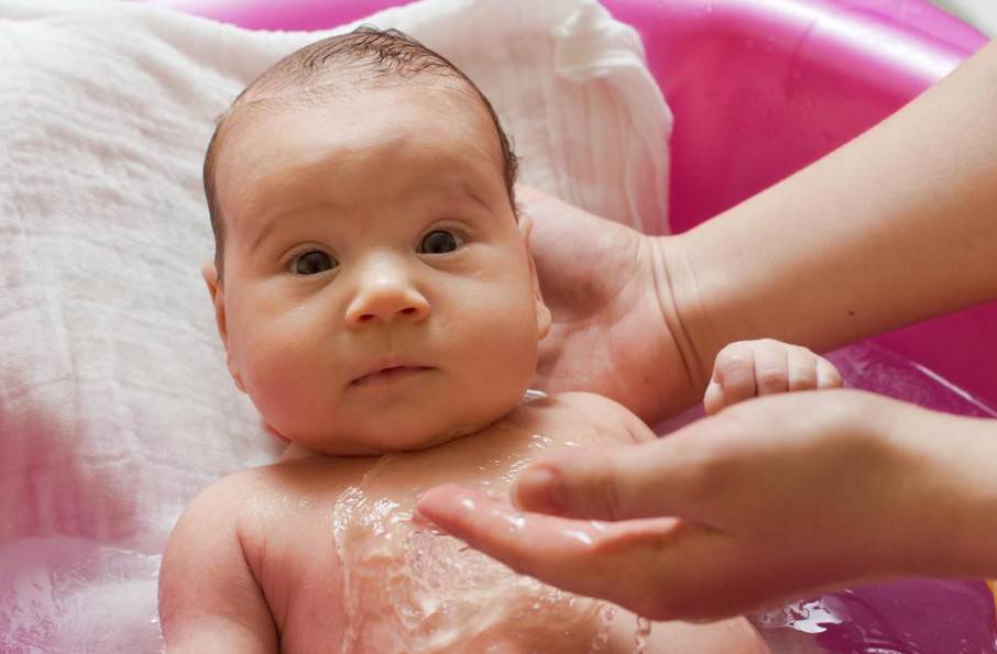 Грудничок плачет и кричит при купании в ванной: причины и решение проблемы