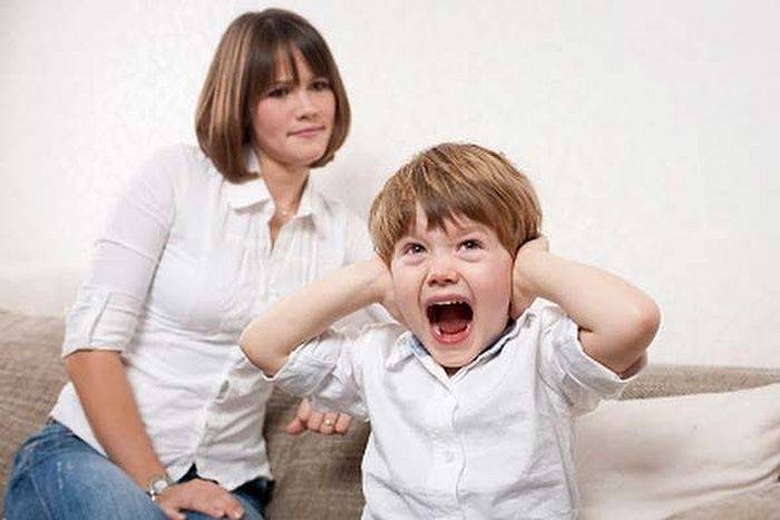 Что делать, если ребенок в 2 года не слушается, истерит и хулиганит: мнение доктора комаровского и советы психологов