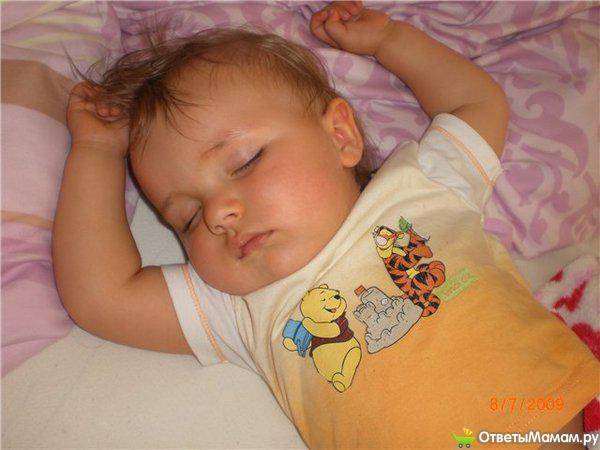 У ребенка потеет голова во время сна — почему и как ему помочь?