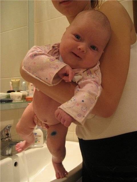 Как держать новорожденного мальчика или девочку при подмывании (фото и видео)