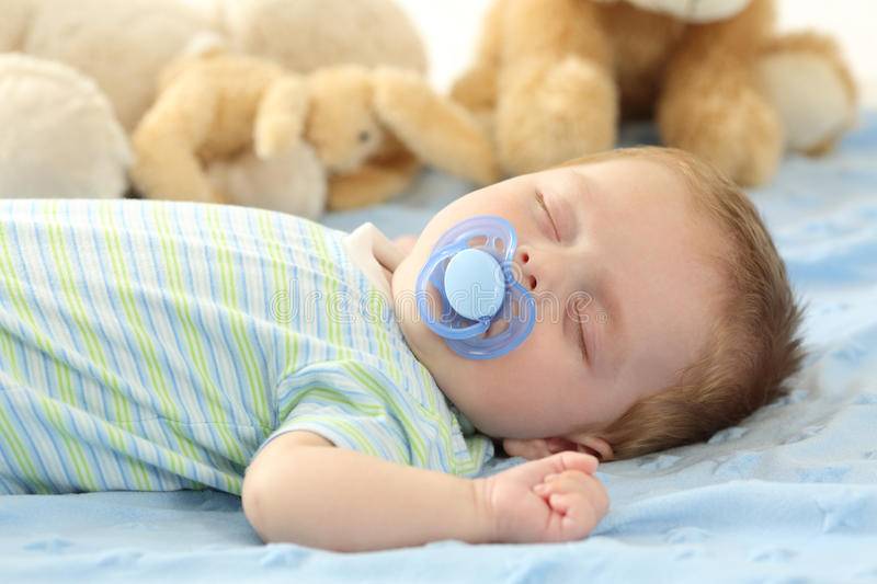 Можно ли младенцу засыпать с пустышкой | главный перинатальный - всё про беременность и роды
