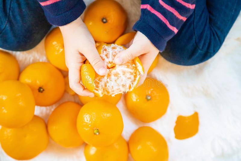Когда можно давать ребенку апельсин: с какого возраста и сколько
