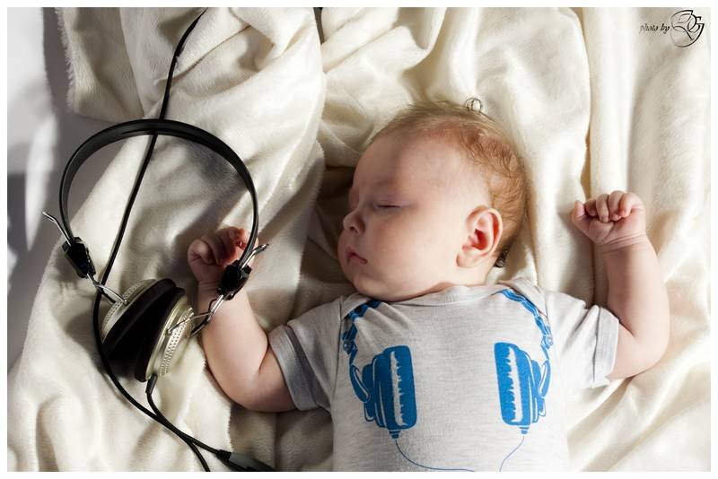 Для всестороннего развития и крепкого сна: примеры успокаивающей музыки для новорожденных и советы по ее прослушиванию