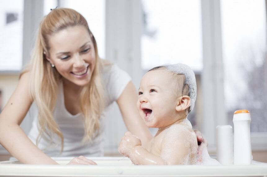 Как мыть голову новорожденному ребенку: основные правила