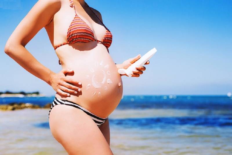 Можно ли загорать на солнце и купаться в море при беременности, советы врачей