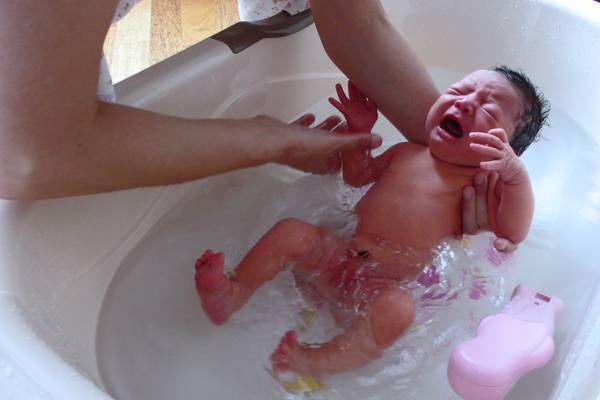 Почему ребенок плачет во время купания — что делать