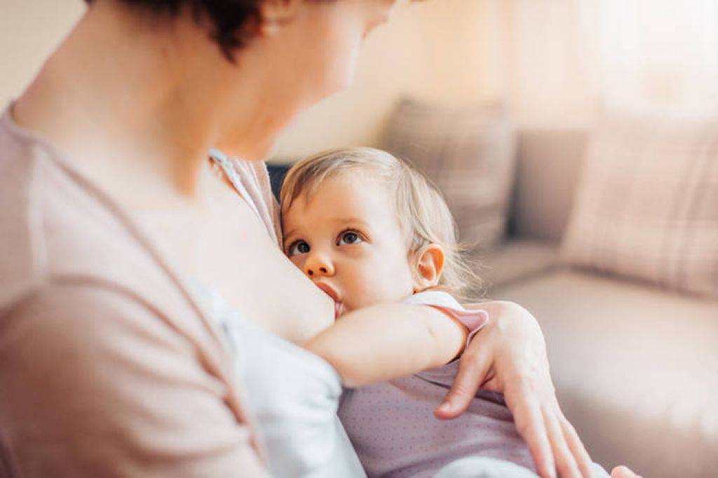 Отлучение ребенка от грудного вскармливания: как отучить от груди правильно и безболезненно