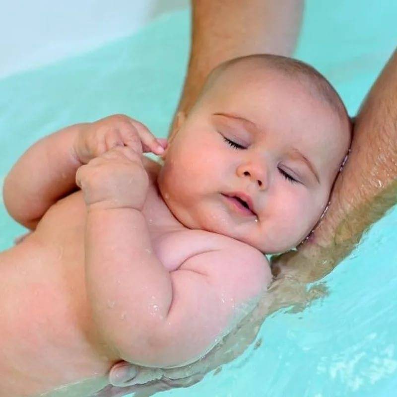 Как купать новорожденного ребенка - сначала купать или кормить?