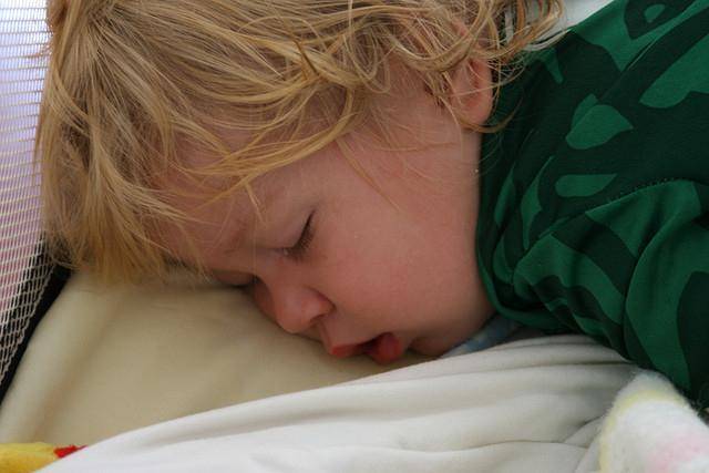 Потеет голова у ребенка во сне – какие причины и что делать 2021
