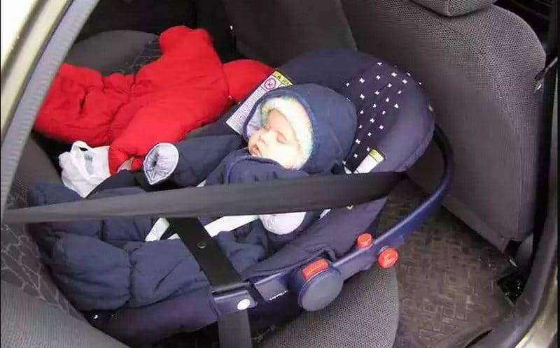 Как перевозить новорождённого в машине по правилам