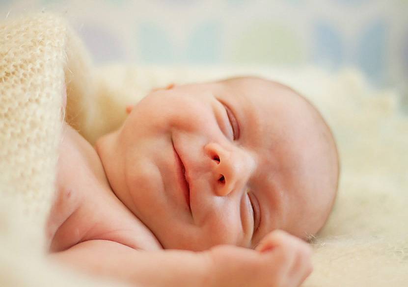 У меня вопрос: почему улыбаются новорожденные младенцы? ))) - страна мам