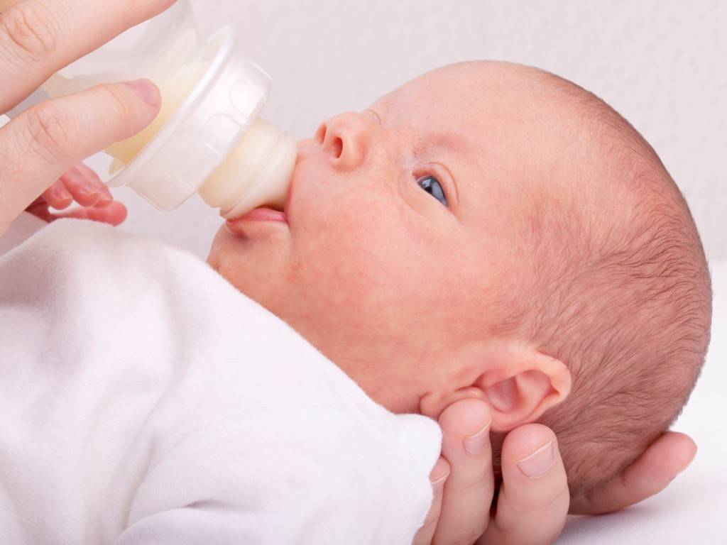 До скольки месяцев ребенок срыгивает после еды: нормы и рекомендации