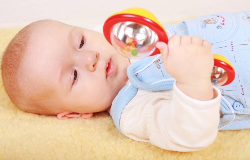 Во сколько месяцев ребенок играет с погремушками | babytut