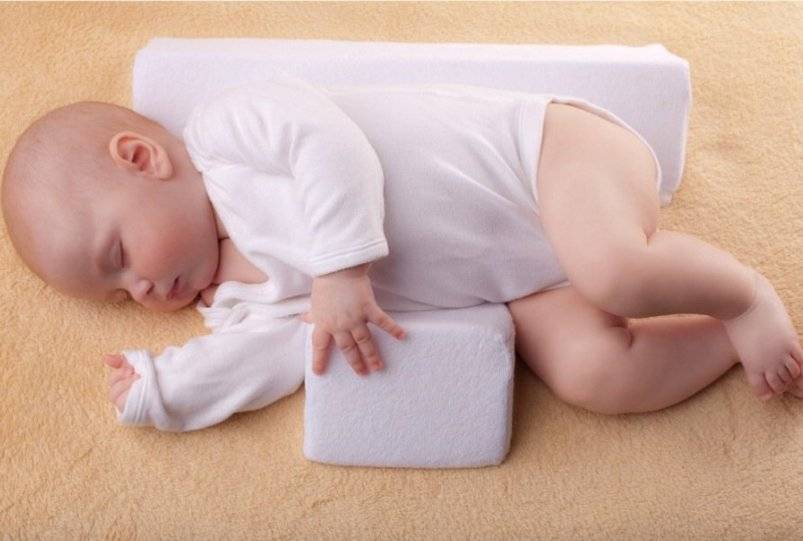 Сон младенца на животе: опасно ли это?