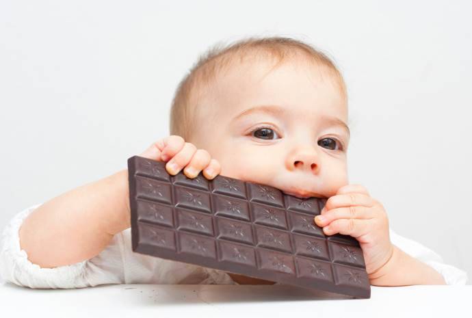 C какого возраста можно давать ребенку шоколад: польза и вред