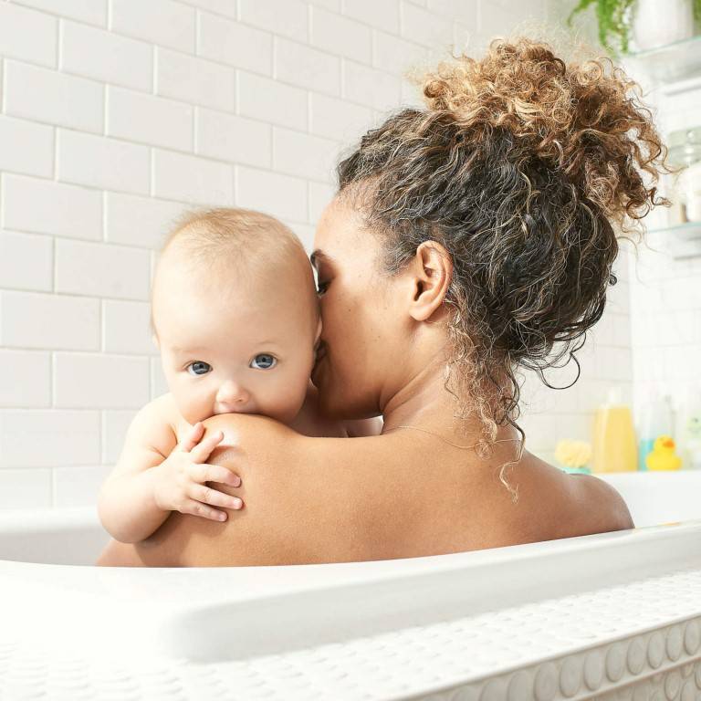 Как купать грудничка в большой ванной: как правильно проводить первую водную процедуру для 6-месячного ребенка, а также когда можно это делать новорожденному малышу?