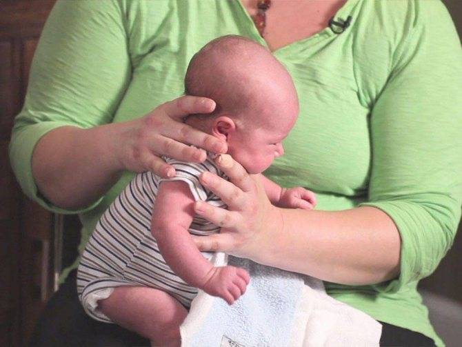 Как брать новорождённого на руки: правильный метод, видео и фото
