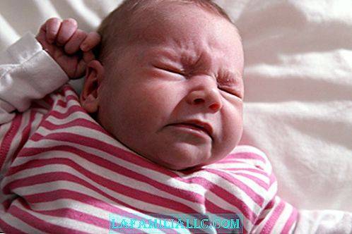 Чихает часто новорожденный ребенок: причины и что делать