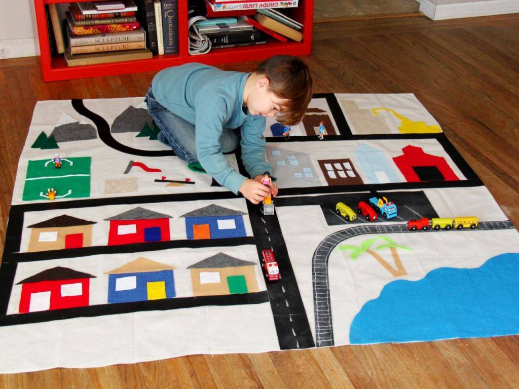 Развивающий коврик для ребенка: как сшить своими руками