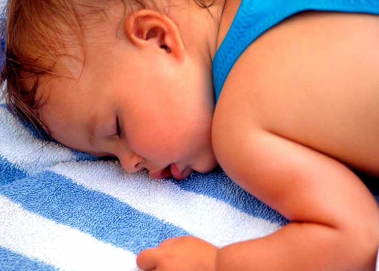 Ребенок во сне сильно потеет: причины и устранение