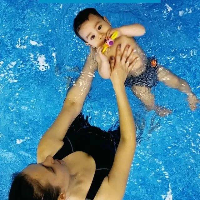 Грудничковое плавание. работа в бассейне. курс выходного дня • ассоциация поддержки и развития раннего и грудничкового плавания