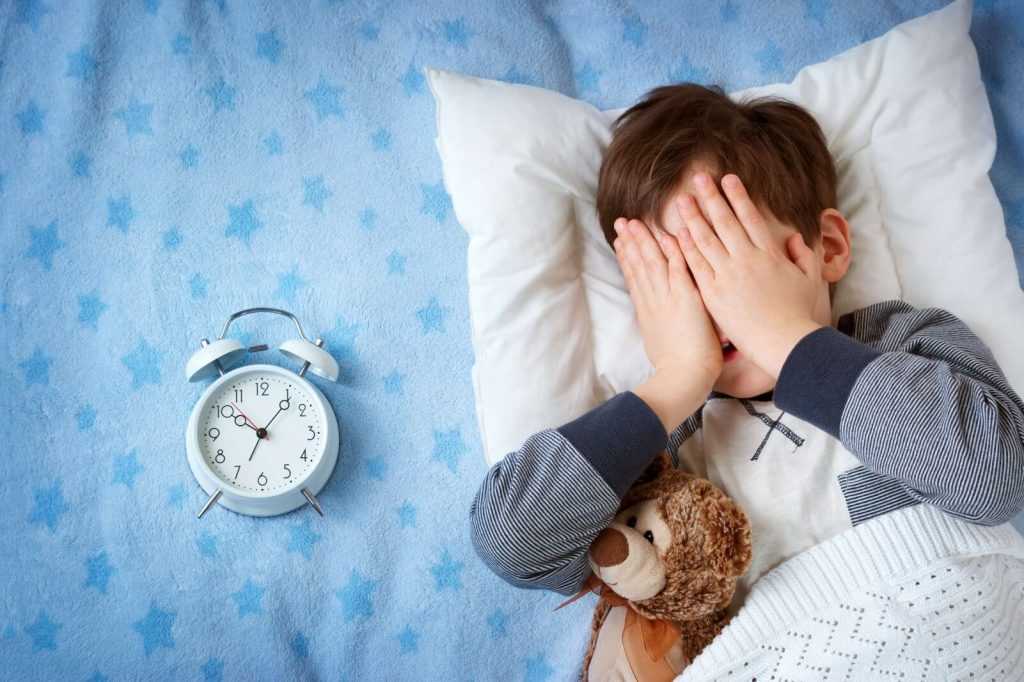 Голод, боль или погода: что мешает детям спать?