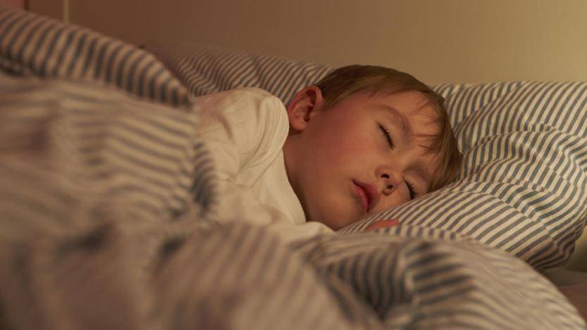 Сон детей в жаркую погоду - почему ребенок не спит и что делать
