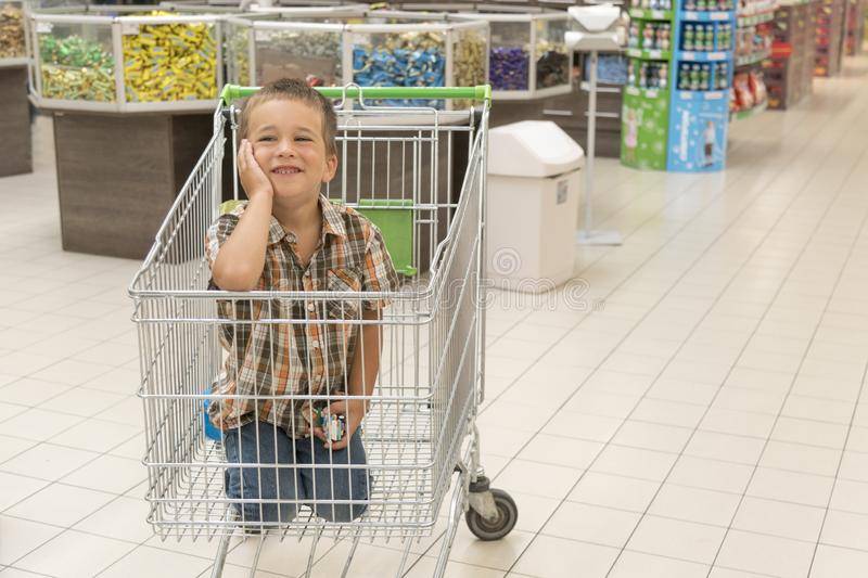 "за" и "против" езды детей в продуктовых тележках в магазине | kpoxa.info | яндекс дзен