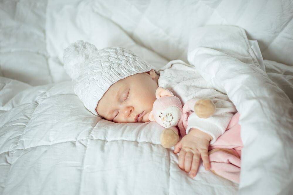 Ребенок спит только на руках: в чём причины и что делать?