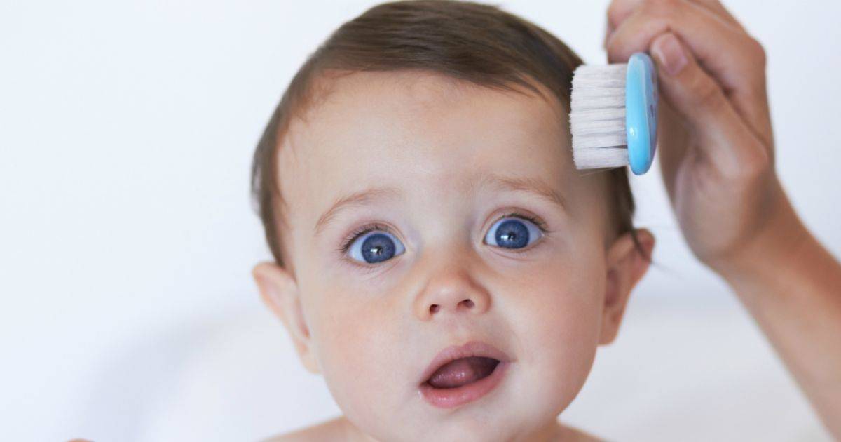Как правильно расчесывать волосы новорожденному