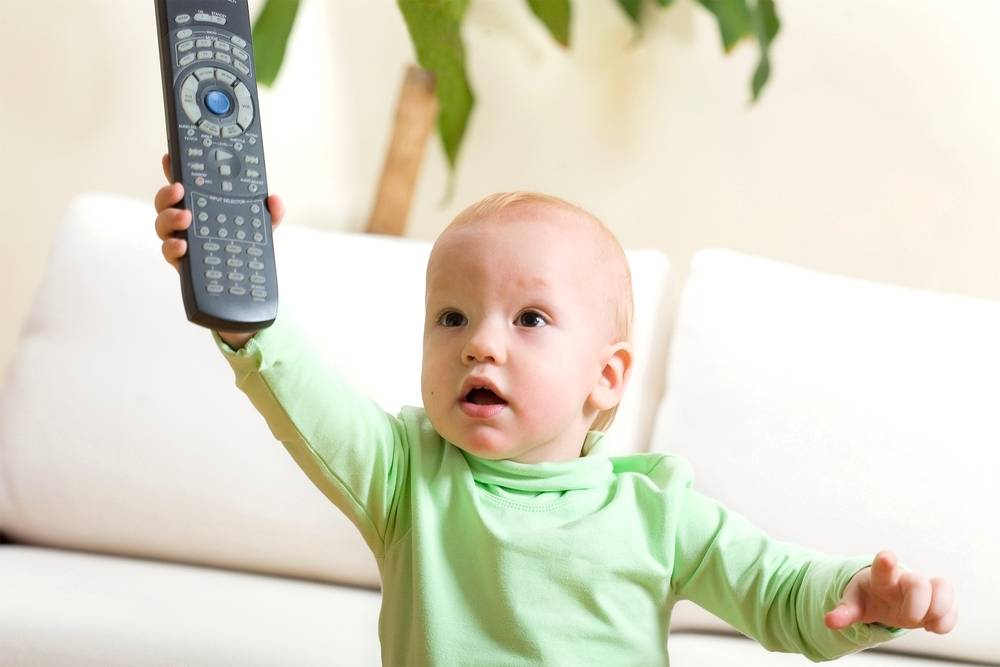 Можно или нельзя грудным детям смотреть телевизор и почему