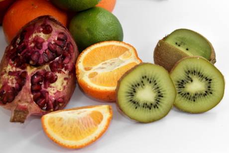 Какие фрукты можно кормящей маме и как ввести их в рацион?