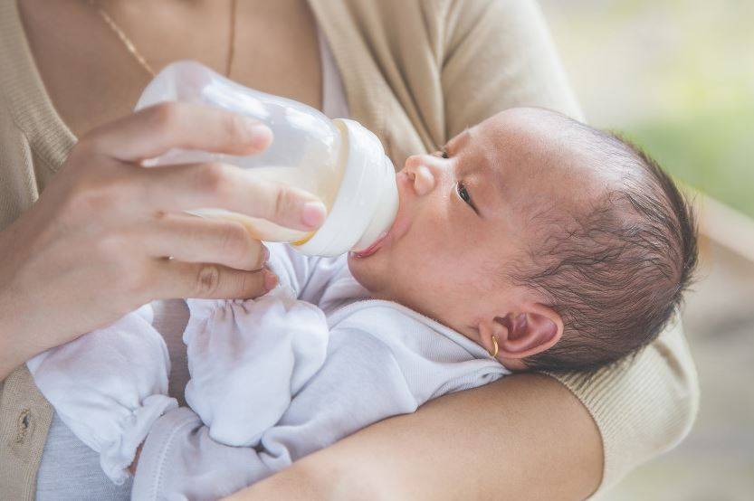 Почему грудничок плачет во время кормления грудным молоком или смесью