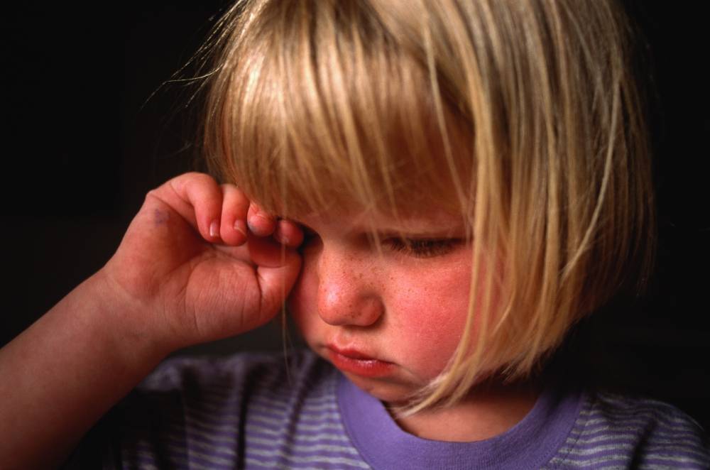 Можно ли плакать перед детьми: советы экспертов