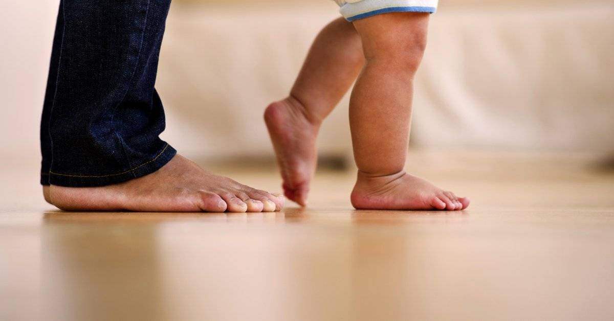 Когда ребенок должен начать ходить самостоятельно?