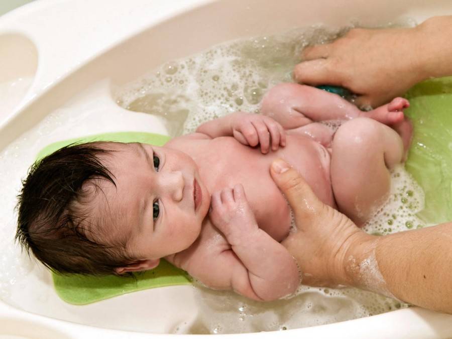 Купание новорождённого: основные правила, советы и ошибки