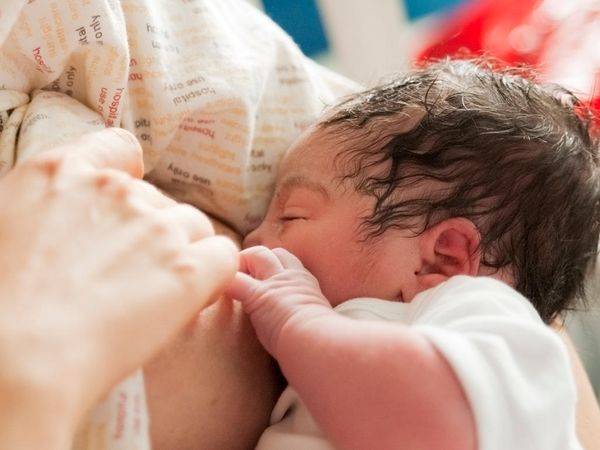 Как разбудить новорожденного для кормления