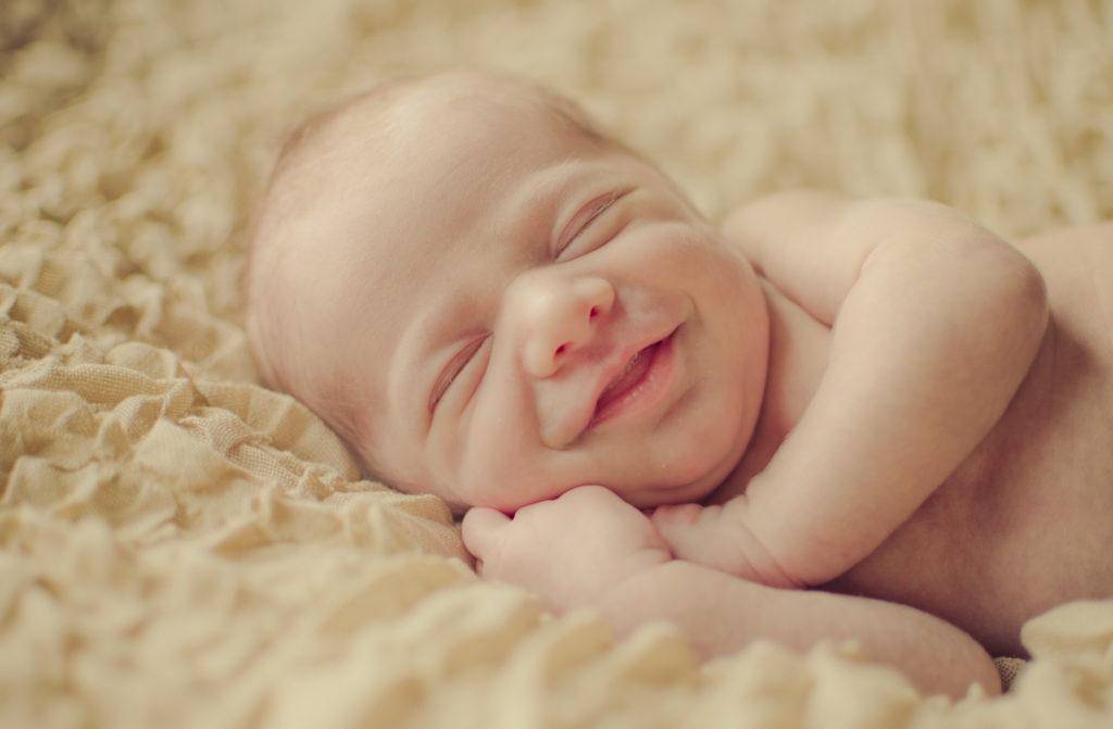 Когда новорожденный ребенок начинает осознанно улыбаться в голос и как ускорить появление смеха. когда и над чем начинает смеяться ребенок