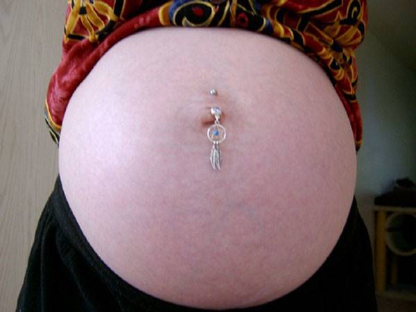 Пирсинг пупка при беременности: нужно ли снимать сережку