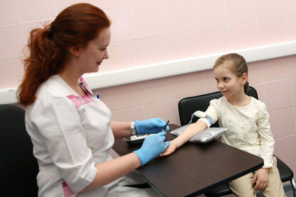 Анализы детям: пальчиковый забор крови или кровь из вены?