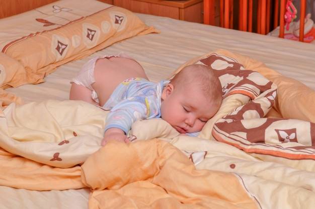 Можно ли грудничку спать на боку — можно ли младенцу спать на боку