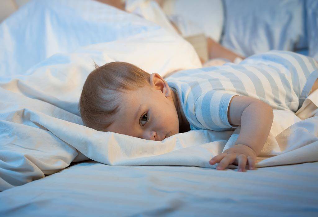 Почему малыш вздрагивает во сне