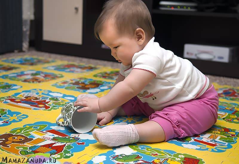Как развивать ребенка в 8 месяцев: полезные занятия с малышом